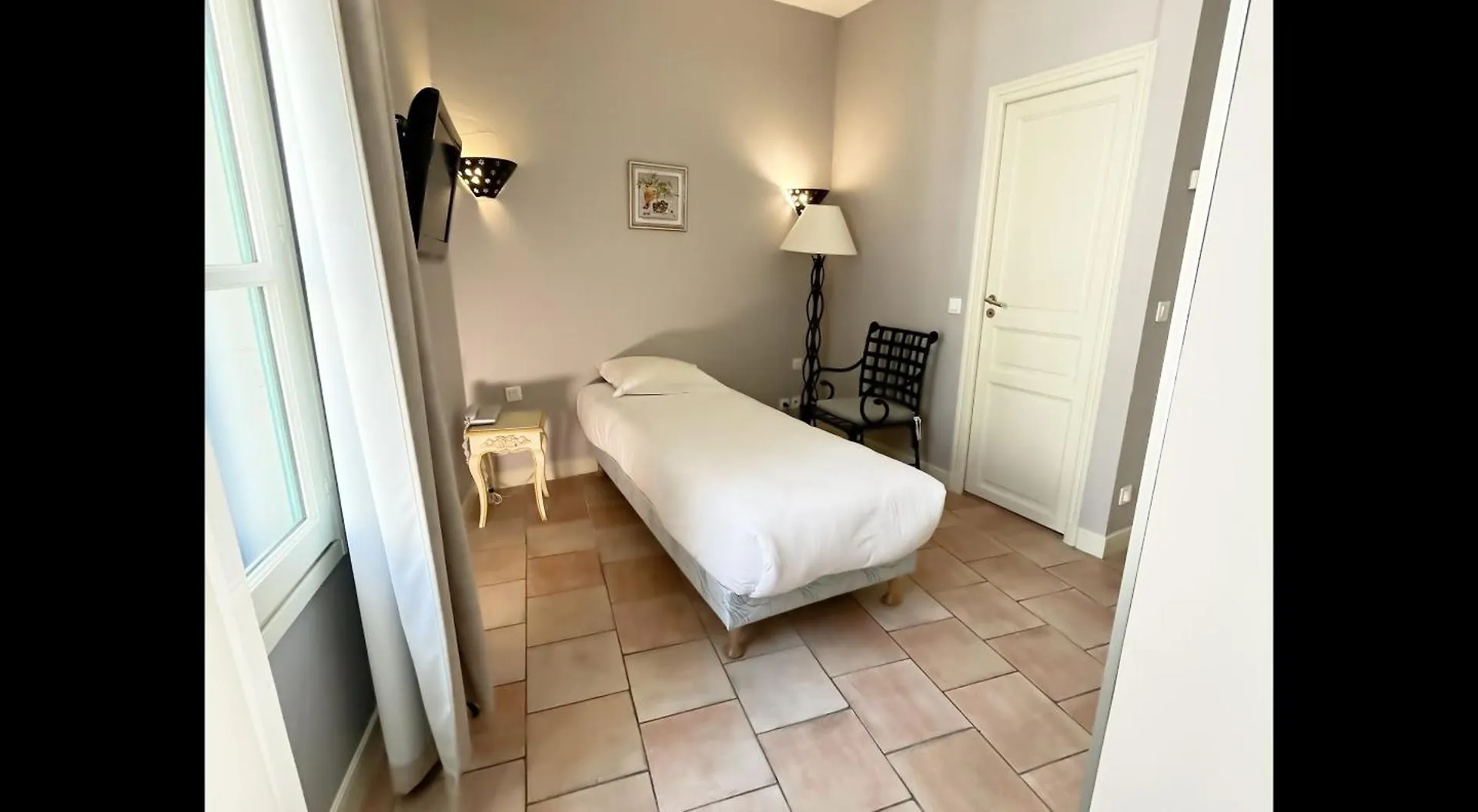Hotel Hôtel l'Arena Fréjus